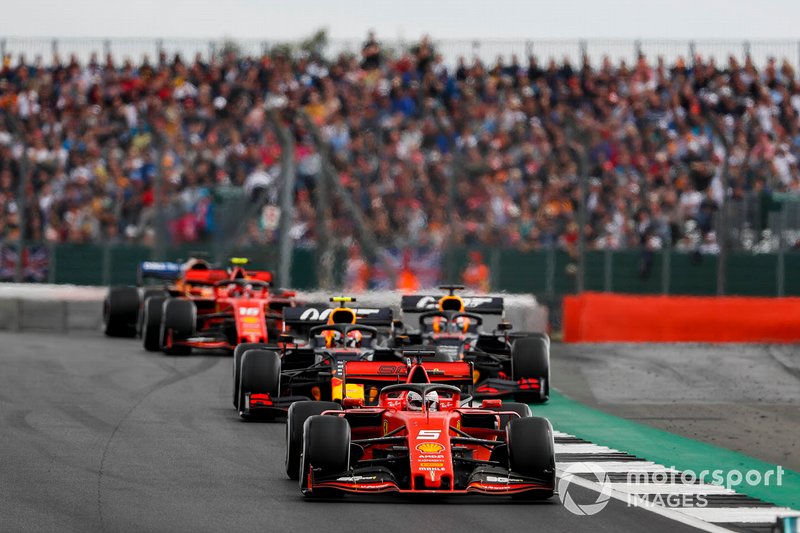 Sebastian Vettel, Ferrari SF90, mène Pierre Gasly, Red Bull Racing RB15, Max Verstappen, Red Bull Racing RB15 et Charles Leclerc, Ferrari SF90