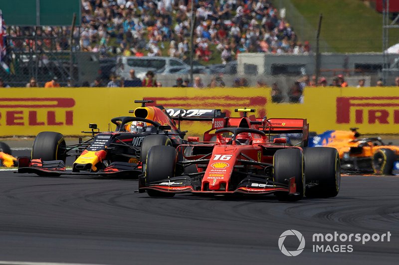 Charles Leclerc, Ferrari SF90, mène Max Verstappen, Red Bull Racing RB15