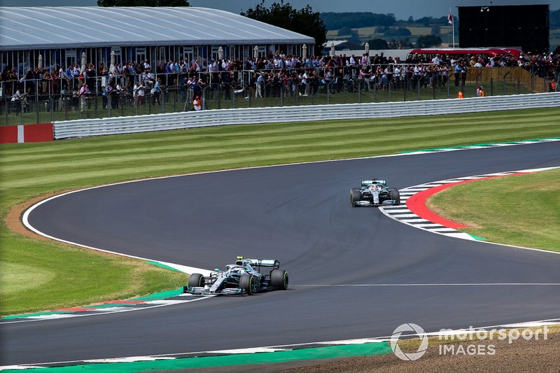Valtteri Bottas, Mercedes AMG W10, mène Lewis Hamilton, Mercedes AMG F1 W10