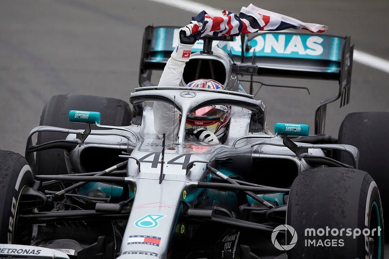 Lewis Hamilton, Mercedes AMG F1 W10, 1re position, bat le drapeau en direction du Parc Fermé
