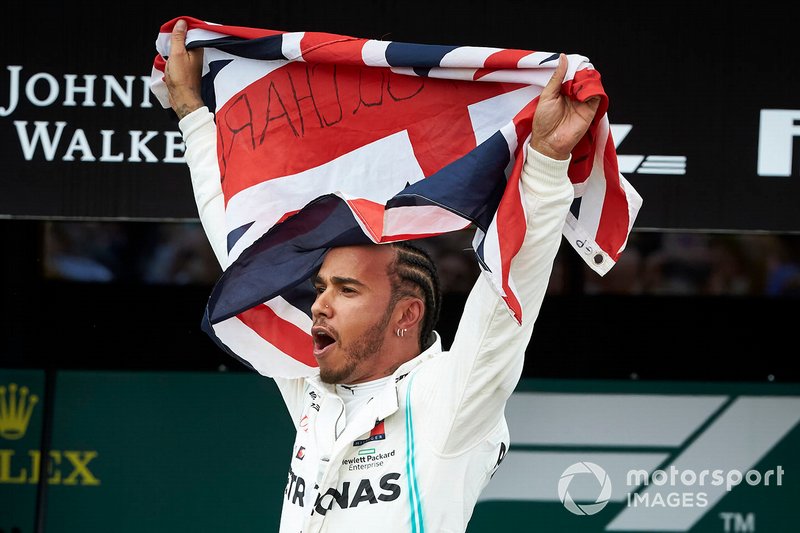 Lewis Hamilton, Mercedes AMG F1, 1ère position, célèbre dans le Parc Fermé