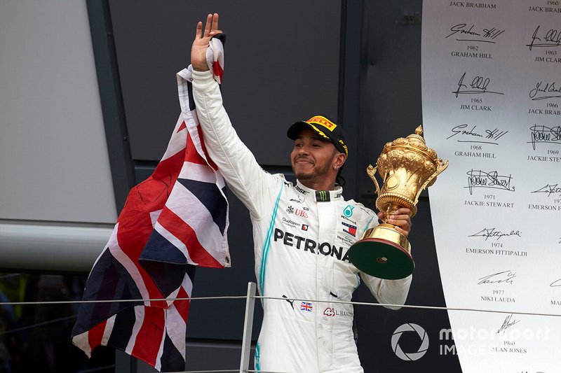 Lewis Hamilton, Mercedes AMG F1, 1ère position, sur le podium avec son trophée