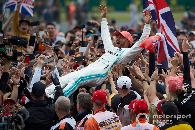 Lewis Hamilton, Mercedes AMG F1, 1ère position, célèbre avec ses fans