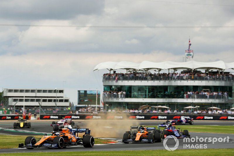 Carlos Sainz Jr., McLaren MCL34, mène Lando Norris, McLaren MCL34, Alexander Albon, Toro Rosso STR14 et le reste du peloton au départ