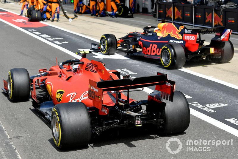 Max Verstappen, Red Bull Racing RB15, et Charles Leclerc, Ferrari SF90, sont les premiers à sortir de la voie des stands