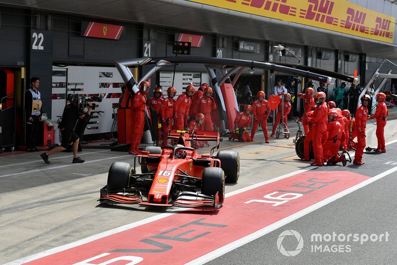 Charles Leclerc, Ferrari SF90, quitte son stand après un arrêt