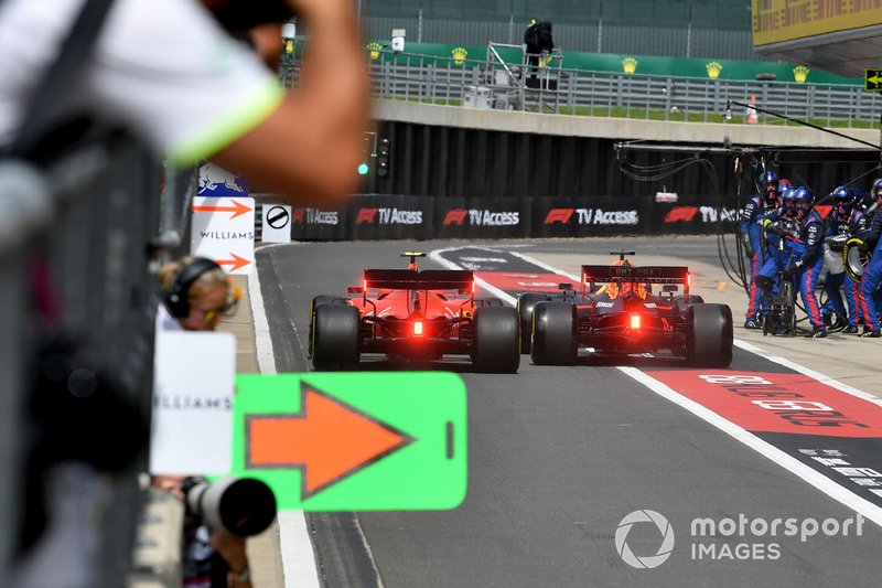 Max Verstappen, Red Bull Racing RB15, et Charles Leclerc, Ferrari SF90, sont les premiers à sortir de la voie des stands