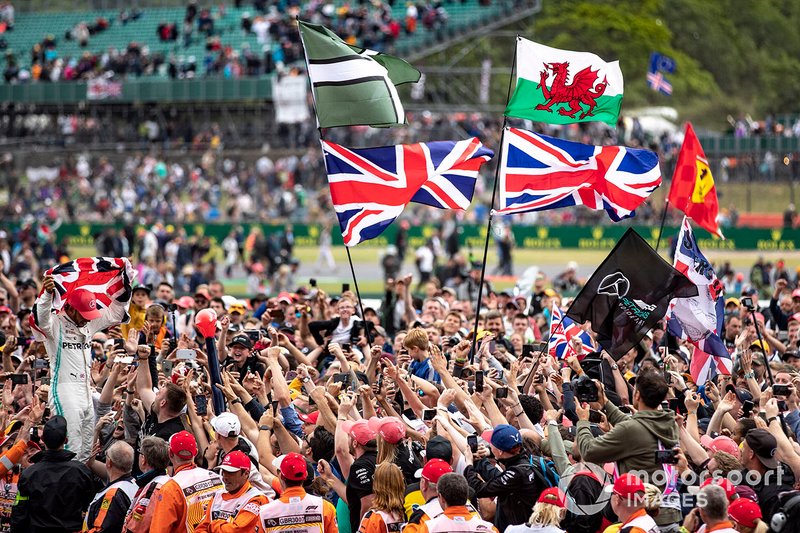 Lewis Hamilton, Mercedes AMG F1, 1ère position, célèbre avec ses fans