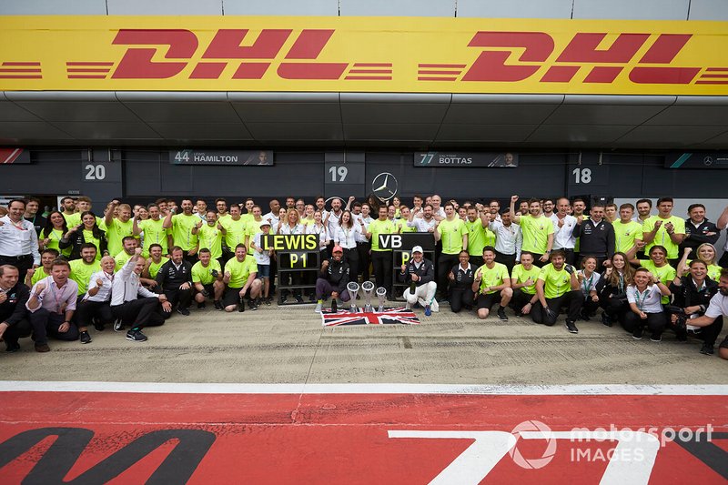 Léquipe Mercedes célèbre la victoire du GP britannique