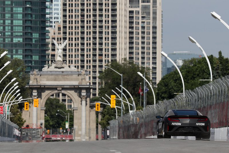 Wickens lance lAcura NSX modifiée par une flèche vers lavant jusquà la porte des Princes. 