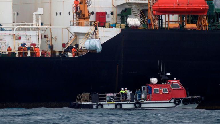Les membres d'équipage sont photographiés sur le super-pétrolier après sa saisie au large de Gibraltar