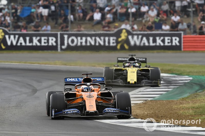 Carlos Sainz Jr., McLaren MCL34, mène Daniel Ricciardo, Renault F1 Team R.S.19