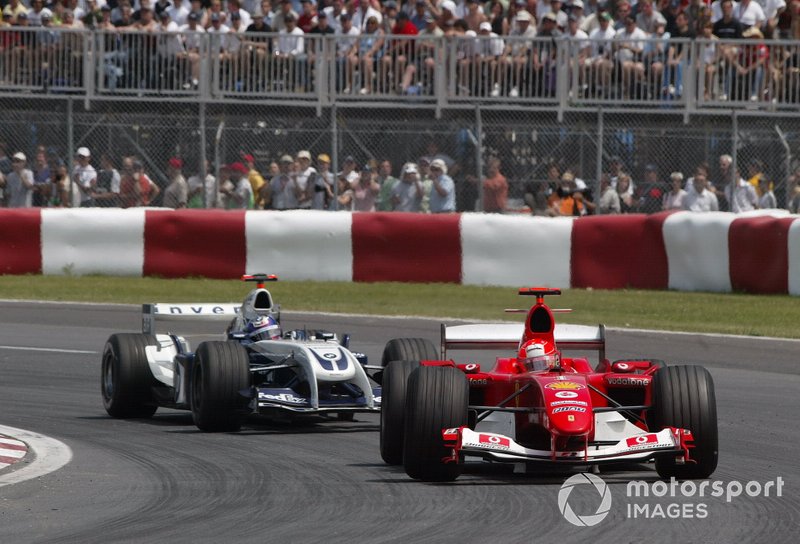 Michael Schumacher, Ferrari F2004 en tête Juan Pablo Montoya, Williams BMW FW26