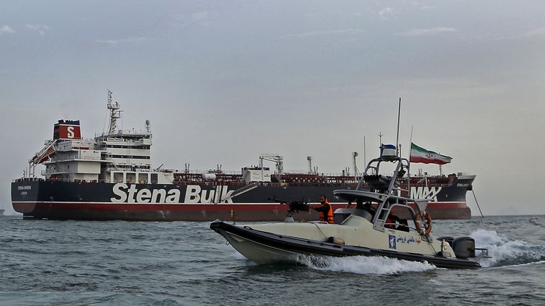 Des gardes de la révolution iraniens patrouillent autour du pétrolier Stena Impero, battant pavillon britannique, au large du port iranien de Bandar Abbas