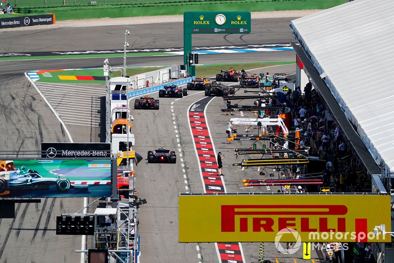 Carlos Sainz Jr., McLaren MCL34, Max Verstappen, Red Bull Racing RB15, Lando Norris, McLaren MCL34, Alexander Albon, Toro Rosso STR14, Nico Hulkenberg, Renault F1 Team R.S. 19 ans, et Pierre Gasly, Red Bull Racing RB15, font la queue pour sortir des stands
