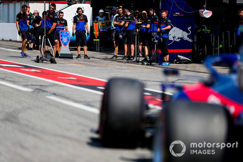 Alexander Albon, Toro Rosso STR14, entre dans les stands