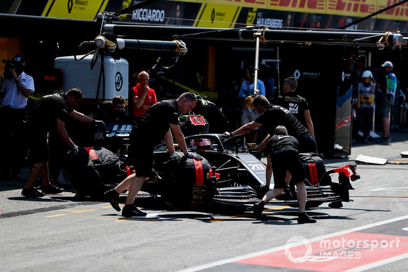 Kevin Magnussen, Haas F1 Team VF-19, est renvoyé au garage
