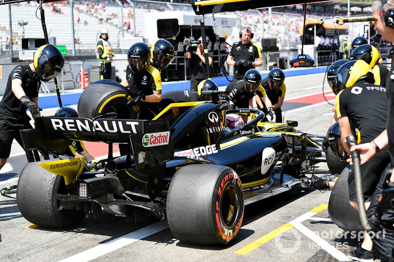 Daniel Ricciardo, du Renault F1 Team R.S.19, fait un arrêt aux stands pendant les essais