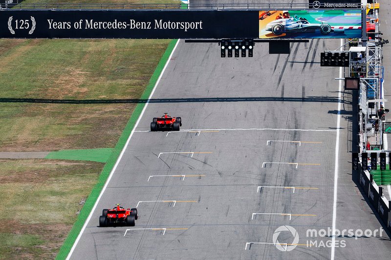 Sebastian Vettel, Ferrari SF90, mène Carlos Sainz Jr., McLaren MCL34