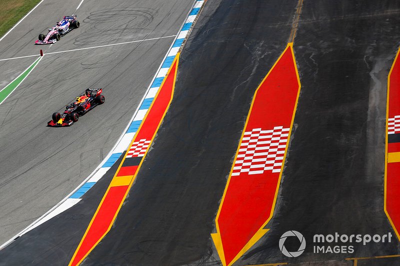 Pierre Gasly, Red Bull Racing RB15, mène Sergio Perez, Racing Point RP19