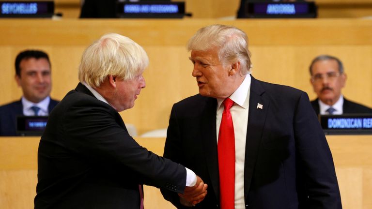 Le président des États-Unis, Donald Trump, serre la main avec le secrétaire britannique aux Affaires étrangères, Boris Johnson (à gauche), qui prend part à une session sur la réforme des Nations Unies au siège des États-Unis à New York, aux États-Unis, le 18 septembre 2017. REUTERS / Kevin Lamarque