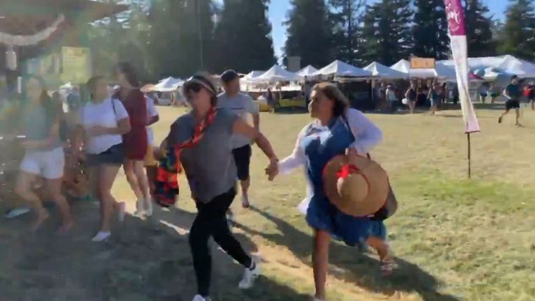 Les gens se sont enfuis après avoir tiré au Gilroy Garlic Festival. Pic: @wavyia. 