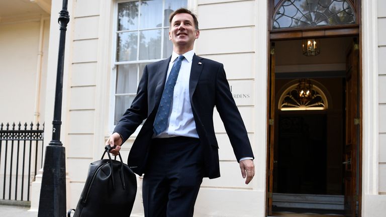 Londres, Angleterre - 24 juin: Le ministre des Affaires étrangères, Jeremy Hunt, candidat à la direction du Parti conservateur, est interviewé devant le 1 Carlton House Terrace le 24 juin 2019 à Londres, en Angleterre. Boris Johnson et Jeremy Hunt font campagne pour les membres du parti avant le dernier tour de scrutin, dont les résultats seront annoncés au cours de la semaine du 22 juillet. (Photo de Leon Neal / Getty Images)