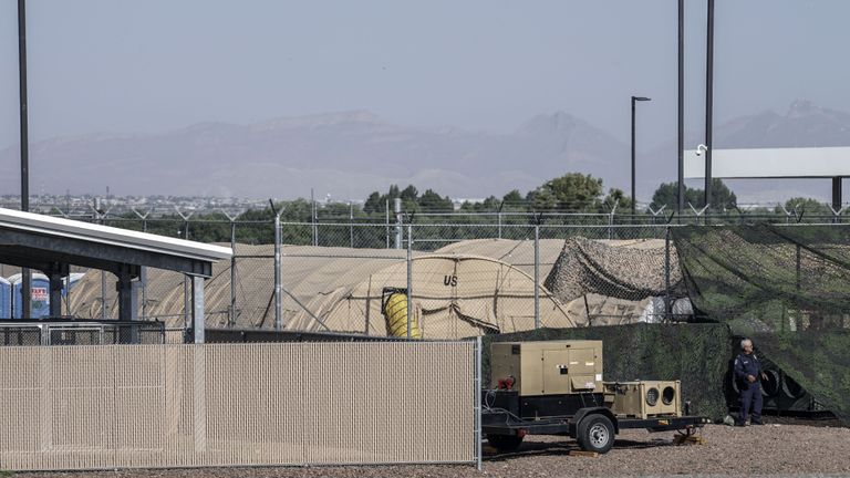 Les tentes militaires utilisées pour héberger les migrants sont photographiées à la douane des États-Unis. Les installations sont visibles à Clint, au Texas, le 26 juin 2019. - Le site hébergeait environ 250 enfants dans des cellules surpeuplées, avec des soins médicaux et des soins médicaux limités, selon le rapport. un groupe d'avocats capables de visiter les installations dans le cadre du règlement de Flores. (Photo de Paul Ratje / AFP) (Le crédit photo doit se lire comme suit: PAUL RATJE / AFP / Getty Images)