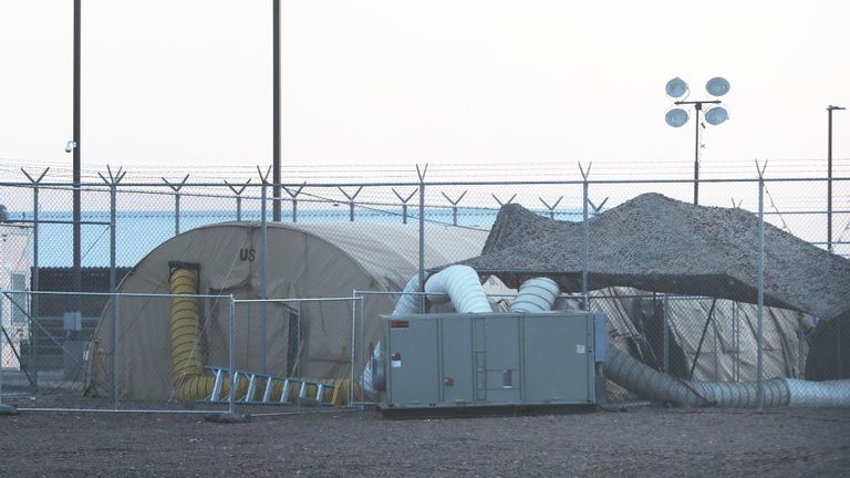 Clint, Texas - 25 juin: Tentes debout à la station de patrouille frontalière des États-Unis où les avocats ont rapporté que les enfants migrants détenus ont été maintenus en état et affamés le 25 juin 2019 à Clint, au Texas. Près de 100 enfants ont été renvoyés dans l'établissement en difficulté aujourd'hui après le nettoyage de 249 enfants quelques jours auparavant. Le Commissaire par intérim des douanes et de la protection des frontières des États-Unis (CBP), John Sanders, a présenté sa démission à la suite du scandale. (Photo de Mario Tama / Getty Images)
