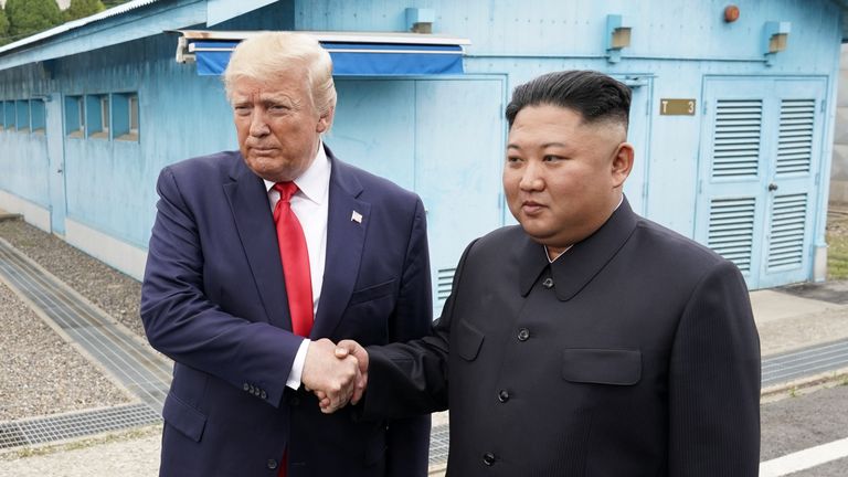 Le président américain Donald Trump rencontre le dirigeant nord-coréen Kim Jong Un dans la zone démilitarisée séparant les deux Corées, à Panmunjom, en Corée du Sud, le 30 juin 2019. REUTERS / Kevin Lamarque