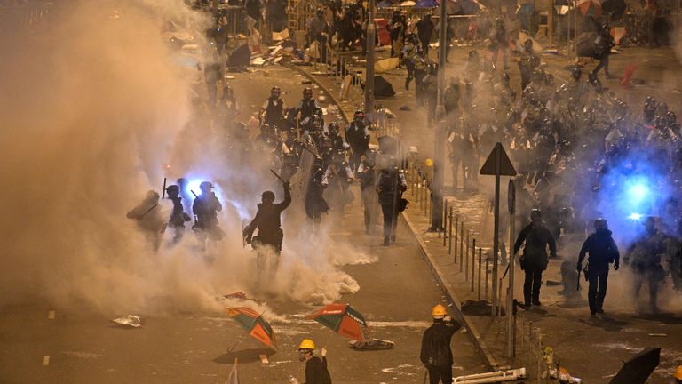 La police a tiré des gaz lacrymogènes sur des manifestants près du siège du gouvernement à Hong Kong le 2 juillet 2019. - La police anti-émeute a tiré des gaz lacrymogènes alors qu'elle tentait de déloger des manifestants antigouvernementaux dans les premières heures de la matinée du 2 juillet dans des scènes chaotiques au coeur de Hong Kong. (Photo par Anthony WALLACE / AFP) (Le crédit photo devrait correspondre à ANTHONY WALLACE / AFP / Getty Images)