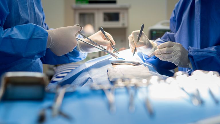 Médecin asiatique et assistant au bloc opératoire de la clinique de chirurgie vasculaire veineuse chirurgicale à l’hôpital.