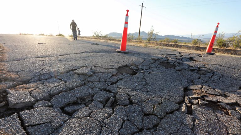 Des fissures qui se sont ouvertes sous une autoroute lors du puissant séisme qui a frappé le sud de la Californie sont visibles près de la ville de Ridgecrest, Californie, États-Unis, le 4 juillet 2019. REUTERS / David McNew