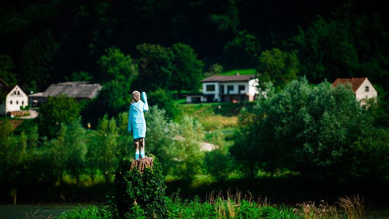 Une photo prise le 5 juillet 2019 montre ce que l'artiste conceptuel Ales 'Maxi' Zupevc prétend être le tout premier monument de Melania Trump, situé dans les champs près de la ville de Sevnica, la ville natale de First Ladys, aux États-Unis. - Après le gâteau Melania, le miel Melania et même les pantoufles Melania, la ville natale slovène de la première dame des États-Unis va désormais se vanter d'une statue de sa fille la plus célèbre, bien qu'elle ait été confrontée à des critiques mitigées. La statue grandeur nature à la périphérie de Sevnica a été inaugurée le 5 juillet 2019. (Photo de Jure Makovec / AFP) / RESTRICTED TO USAGE EDITORIAL - MENTION OBLIGATOIRE DE L'ARTISTE LORS DE SA PUBLICATION - POUR ILLUSTRER L'ÉVÉNEMENT TEL QUE SPÉCIFIÉ EN CAPTION ( Le crédit photo doit correspondre à JURE MAKOVEC / AFP / Getty Images)