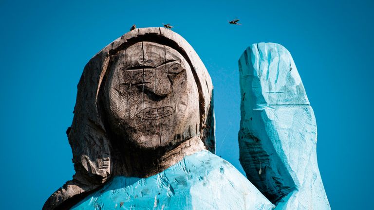 Une photo prise le 5 juillet 2019 montre ce que l'artiste conceptuel Ales 'Maxi' Zupevc prétend être le tout premier monument de Melania Trump, situé dans les champs près de la ville de Sevnica, la ville natale de First Ladys, aux États-Unis. - Après le gâteau Melania, le miel Melania et même les pantoufles Melania, la ville natale slovène de la première dame des États-Unis va désormais se vanter d'une statue de sa fille la plus célèbre, bien qu'elle ait été confrontée à des critiques mitigées. La statue grandeur nature à la périphérie de Sevnica a été inaugurée le 5 juillet 2019. (Photo de Jure Makovec / AFP) / RESTRICTED TO USAGE EDITORIAL - MENTION OBLIGATOIRE DE L'ARTISTE LORS DE SA PUBLICATION - POUR ILLUSTRER L'ÉVÉNEMENT TEL QUE SPÉCIFIÉ EN CAPTION ( Le crédit photo doit correspondre à JURE MAKOVEC / AFP / Getty Images)