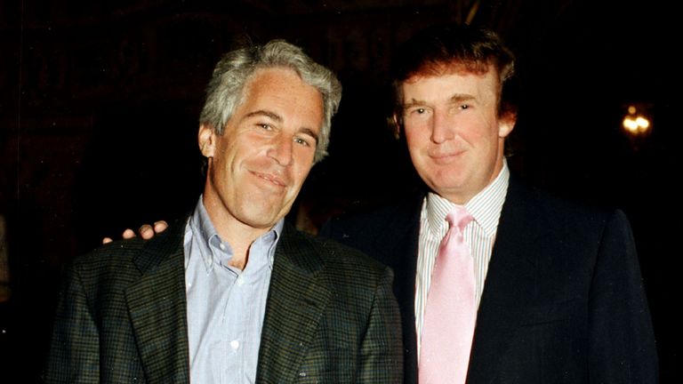 Portrait du financier américain Jeffrey Epstein (à gauche) et du promoteur immobilier Donald Trump posant ensemble devant la propriété de Mar-a-Lago à Palm Beach, Floride, 1997. (Photo de Davidoff Studios / Getty Images)