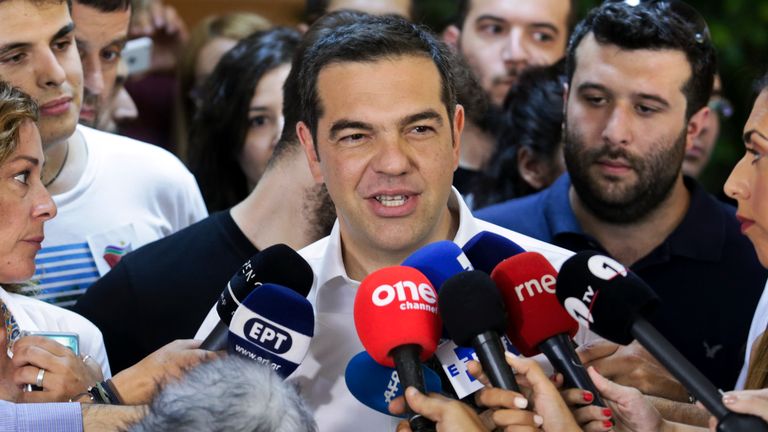 Athènes, Grèce - 07 juillet: Le Premier ministre grec Alexis Tsipras s’adresse à la presse après avoir voté dans un bureau de vote lors des élections générales du 7 juillet 2019 à Athènes, en Grèce. Le parti de la nouvelle démocratie, Kyriakos Mitsotakis, est le principal candidat au parti Syriza du Premier ministre Alexis Tsipras. (Photo de Milos Bicanski / Getty Images)