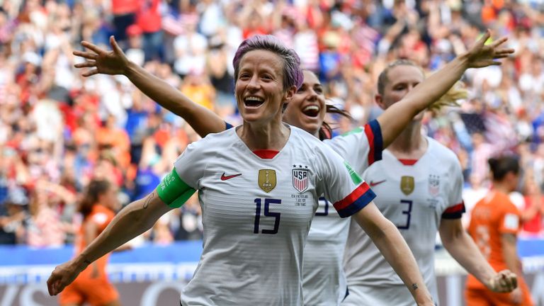 TOPSHOT - L'attaquant américain Megan Rapinoe célèbre le point du penalty avec ses coéquipières lors de la finale de la Coupe du Monde de Football France 2019 opposant les Etats-Unis et les Pays-Bas, le 7 juillet 2019, au Stade de Lyon à Lyon, dans le centre-est de la France . (Photo de Philippe DESMAZES / AFP) (Le crédit photo doit correspondre à PHILIPPE DESMAZES / AFP / Getty Images)