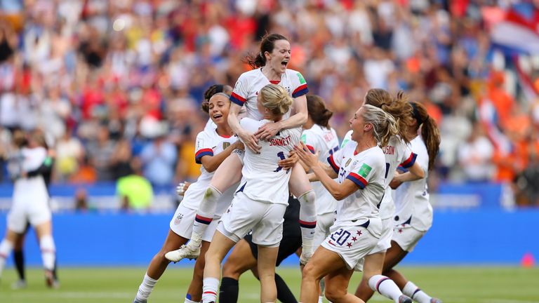 LYON, FRANCE - 07 juillet: Rose Lavelle des États-Unis célèbre avec ses coéquipiers après le match de la Coupe du Monde Féminine de la FIFA 2019, France, opposant les États-Unis d'Amérique et les Pays-Bas au Stade de Lyon le 07 juillet 2019 à Lyon, France. (Photo de Richard Heathcote / Getty Images)