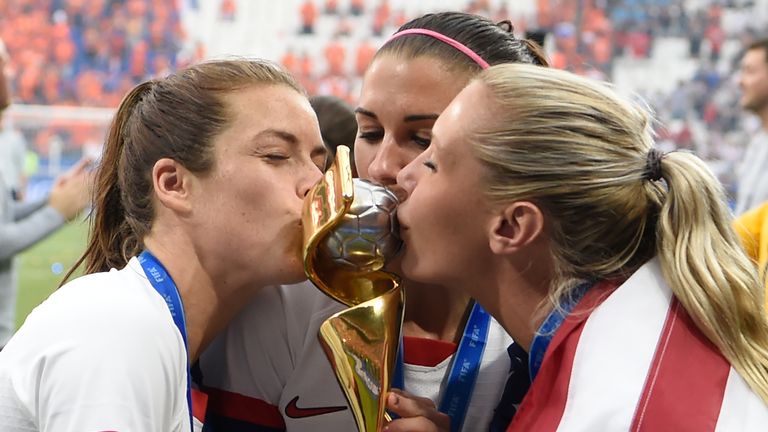 Les joueurs américains embrassent le trophée après la finale de la Coupe du Monde de Football France 2019 opposant les États-Unis et les Pays-Bas, le 7 juillet 2019, au Stade de Lyon à Lyon, dans le centre-est de la France. (Photo de Philippe DESMAZES / AFP) (Le crédit photo doit correspondre à PHILIPPE DESMAZES / AFP / Getty Images)