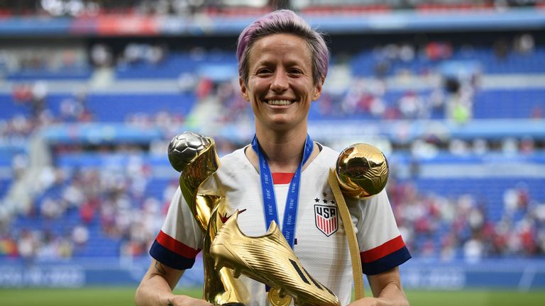 TOPSHOT - L'attaquant américain Megan Rapinoe pose avec les trophées après la finale de la Coupe du Monde de Football France 2019 opposant les États-Unis et les Pays-Bas, le 7 juillet 2019, au Stade de Lyon à Lyon, dans le centre-est de la France. (Photo de FRANCK FIFE / AFP) (Le crédit photo doit correspondre à FRANCK FIFE / AFP / Getty Images)