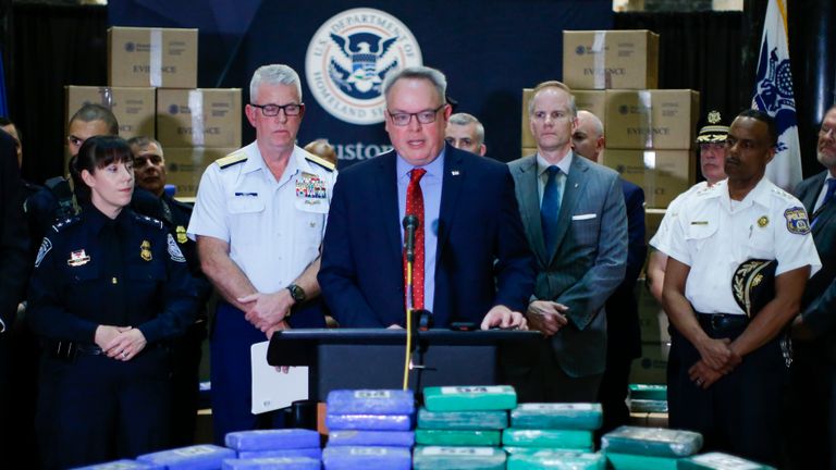 PHILADELPHIA, PA - 21 JUIN: James Carroll, (C) directeur du Bureau de la politique nationale de contrôle des drogues (ONDCP), parle de la cocaïne saisie d'un bateau cargo dans un port de Philadelphie, lors d'une conférence de presse à l'US Custom House en juin 21, 2019 à Philadelphie, Pennsylvanie. Au moins 17,5 tonnes de cocaïne d’une valeur de plus de 1 milliard de dollars ont été saisies dans le port de Philadelphie. Il s’agit de la plus importante saisie de cocaïne en 230 ans d’histoire de la protection des douanes et des frontières des États-Unis. (Photo par Eduardo Munoz Alvarez / Getty Images)