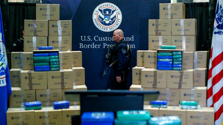 Philadelphie, Pennsylvanie - 21 juin: Un officier de police s'approche de la cocaïne saisie dans un cargo dans un port de Philadelphie lors d'une conférence de presse à la Custom House américaine le 21 juin 2019 à Philadelphie, en Pennsylvanie. Au moins 17,5 tonnes de cocaïne d’une valeur de plus de 1 milliard de dollars ont été saisies dans le port de Philadelphie. Il s’agit de la plus importante saisie de cocaïne en 230 ans d’histoire de la protection des douanes et des frontières des États-Unis. (Photo par Eduardo Munoz Alvarez / Getty Images)