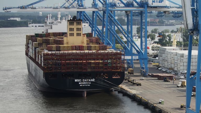 Des grues déchargent le navire de fret MSC Gayane, après que les autorités américaines ont saisi plus de 16 tonnes de cocaïne au terminal maritime Packer à Philadelphie, en Pennsylvanie, le 18 juin 2019. Les autorités américaines ont annoncé mardi avoir saisi environ 16 tonnes de cocaïne dans une rue plus d’un milliard de dollars dans un trafic de drogue historique à bord d’un navire dans le port de Philadelphie. Les médicaments ont été retrouvés dans sept conteneurs à bord du cargo MSC Gayane, qui partait pour l'Europe après avoir fait escale au Chili, au Panama et aux Bahamas, selon les médias locaux. (Photo de DOMINICK REUTER / AFP) (Le crédit photo doit se lire comme suit: DOMINICK REUTER / AFP / Getty Images)