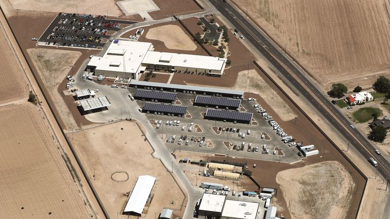 Clint, Texas - 28 juin: une vue aérienne de la patrouille frontalière américaine où les avocats ont rapporté que des enfants migrants détenus avaient été retenus dans des conditions inquiétantes le 28 juin 2019 à Clint, au Texas. Le Commissaire par intérim des douanes et de la protection des frontières des États-Unis (CBP), John Sanders, a présenté sa démission à la suite du scandale. La Chambre a voté hier l’envoi d’une mesure d’urgence de 4,6 milliards de dollars au président Donald Trump afin d’aider les migrants détenus à la frontière sud. (Photo de Mario Tama / Getty Images)