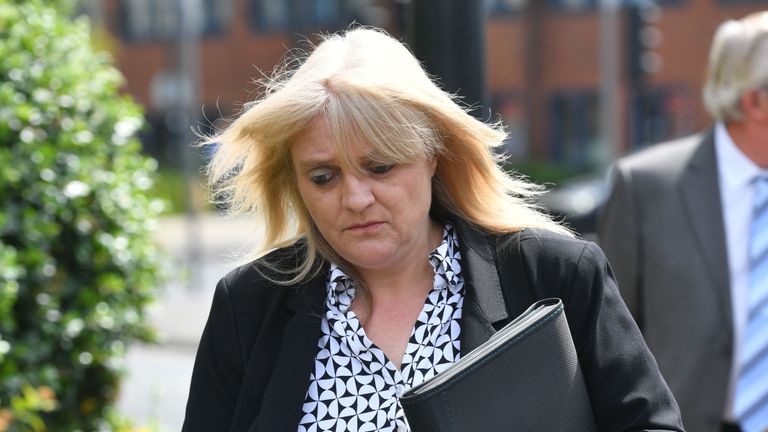 Sherry Bray, 48 ans, quitte les magistrats de Swindon & # 39; Un tribunal où elle et Christopher Ashford, 62 ans, ont été convoqués pour une image qui aurait montré les restes du footballeur Emiliano Sala à la morgue du Holly Tree Lodge à Bournemouth.