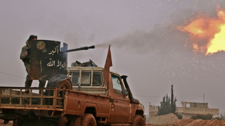 TOPSHOT - Le 13 décembre 2016, des combattants de l'opposition syrienne tirent en direction de positions détenues par des djihadistes du groupe État islamique (IS) à al-Bab, dans la banlieue nord-est de la ville d'Alep, au nord du centre-ville assiégé. (Photo à lire: SALEH) ABO GHALOUN / AFP / Getty Images)