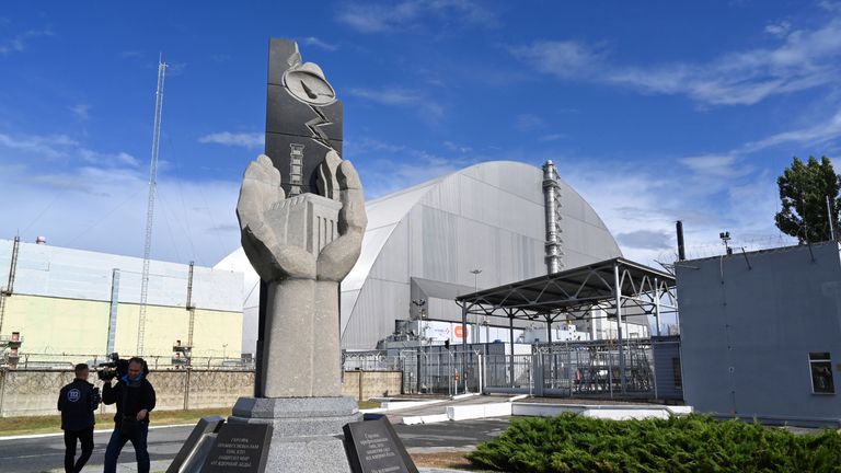 Une image montre un monument situé près du nouveau dôme en métal NSC (New Safe Confinement) conçu et construit par le consortium français Novarka, recouvrant le réacteur détruit de l'usine de Tchernobyl le 10 juillet 2019, à Tchernobyl. - L’Ukraine et ses partenaires européens ont officiellement inauguré le 10 juillet un nouveau dôme en métal recouvrant le réacteur détruit de la tristement célèbre usine de Tchernobyl, mettant ainsi fin à un effort de deux décennies. Surnommé la plus grande structure métallique mobile au monde, le New Safe Confinement scelle les restes du quatrième réacteur de la centrale nucléaire qui a été le théâtre de la catastrophe de Tchernobyl en 1986. (Photo de SERGEI SUPINSKY / AFP) (Crédit photo devrait lire SERGEI SUPINSKY / AFP / Getty Images)