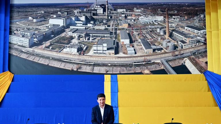 Le président ukrainien Volodymyr Zelensky assiste à la cérémonie de mise en service du nouveau dôme en métal New Safe Confinement (NSC) conçu et construit par le consortium français Novarka, qui recouvre le réacteur détruit de l'usine de Tchernobyl le 10 juillet 2019, à Tchernobyl. - L’Ukraine et ses partenaires européens ont officiellement inauguré le 10 juillet un nouveau dôme en métal recouvrant le réacteur détruit de la tristement célèbre usine de Tchernobyl, mettant ainsi fin à un effort de deux décennies. Considéré comme la plus grande structure métallique mobile au monde, le New Safe Confinement scelle les restes du quatrième réacteur de la centrale nucléaire qui a été le théâtre de la catastrophe de Tchernobyl en 1986. (Photo de SERGEI SUPINSKY / AFP ) (Le crédit photo doit correspondre à SERGEI SUPINSKY / AFP / Getty Images)