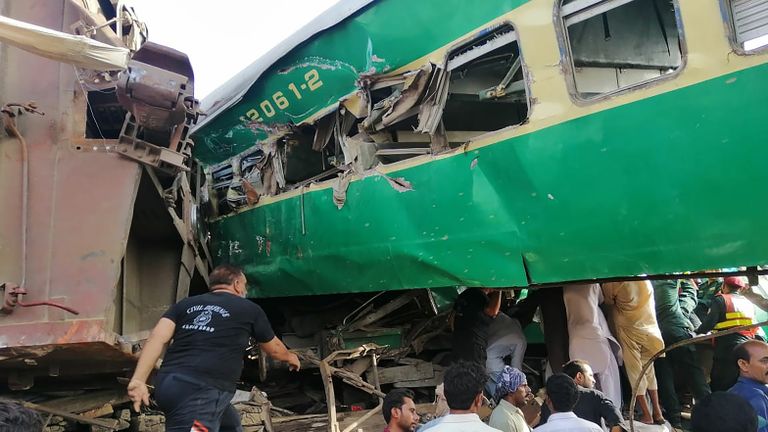 Les sauveteurs pakistanais et les résidents locaux se rassemblent autour de l'épave des voitures du lieu de l'accident de train dans le district de Rahim Yar Khan, dans la province du Punjab, le 11 juillet 2019. - Au moins neuf personnes ont été tuées et plus de 60 blessées lors de la collision de deux trains dans le centre du Pakistan début juillet 11, ont indiqué des responsables. L'incident s'est produit dans le district de Rahim Yar Khan, dans la province du Pendjab, lorsqu'un train de voyageurs en provenance de Lahore, dans l'est du pays, a percuté un train de marchandises qui s'était arrêté à un passage à niveau, a déclaré un haut responsable du gouvernement. (Photo de STR / AFP) (Le crédit photo doit correspondre à STR / AFP / Getty Images)